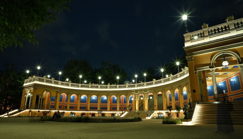 Po godzinie 22 iluminacja Bastionu Sakwowego jest przygaszona. Jest nastrojowo. Na zdjęciu podświetlona kolumnada. 