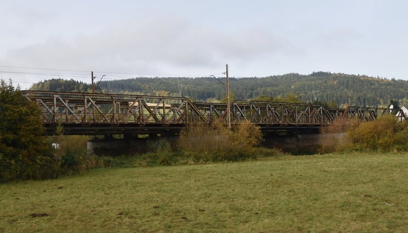 Most kolejowy nad rzeką Bóbr