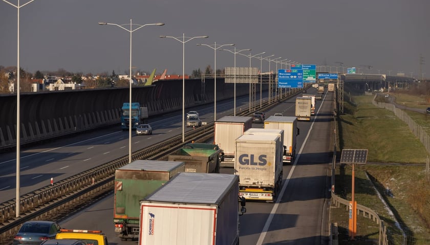 Samochody na autostradzie, zdjęcie ilustracyjne
