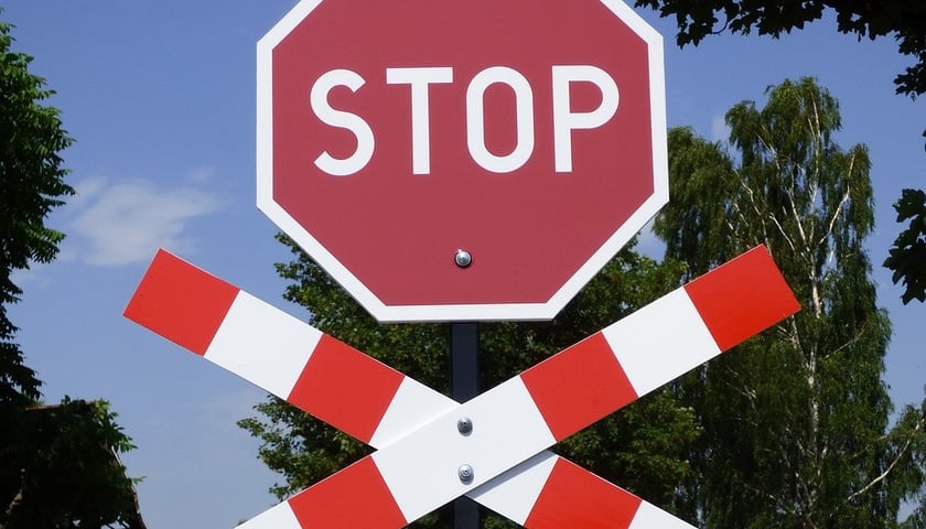 Zdjęcie ilustracyjne – znak stop przed przejazdem kolejowym
