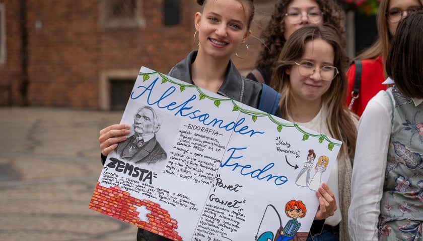 Uczniowie XIII LO świętowali w Rynku urodziny hrabiego Fredry