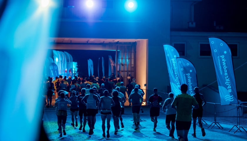 Uczestnicy nocnego półmaratonu we Wrocławiu / zdjęcie ilustracyjne