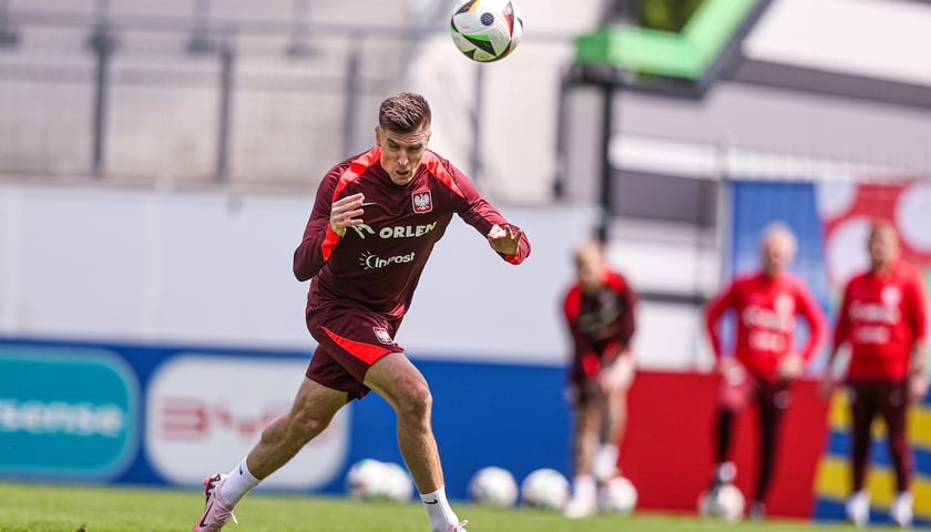Trening reprezentacji Polski przed meczem Polska - Holandia na Euro 2024 - Krzysztof Piątek uderza piłkę głową