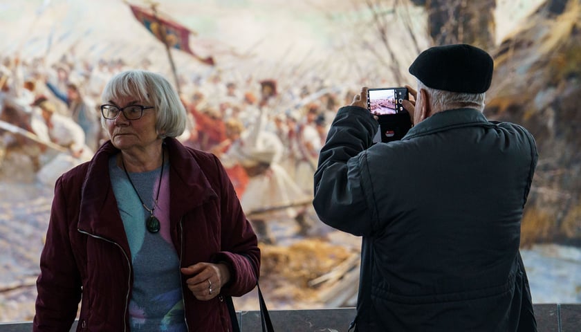 Ludzie podziwiający Panoramę Racławicką