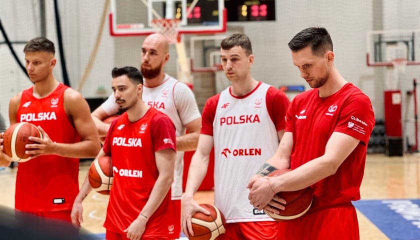 Piątka reprezentantów Polski, w tym Jakub Nizioł i Adrian Bogucki (Śląsk Wrocław), w hali WKK