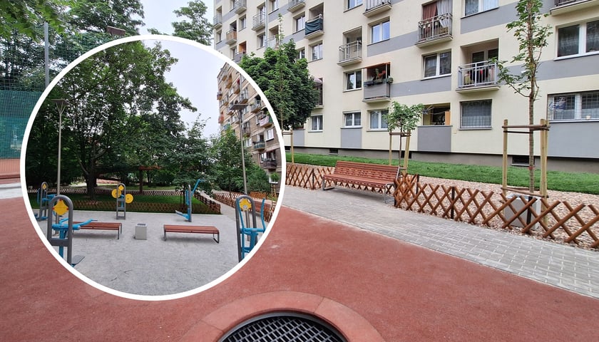 Zdjęcie przedstawia podwórko po remoncie. Widać na nim zewnętrzną siłownię oraz zagospodarowane przejścia i nowe nasadzenia. 