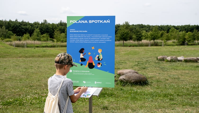 Chłopiec na „polanie spotkań”