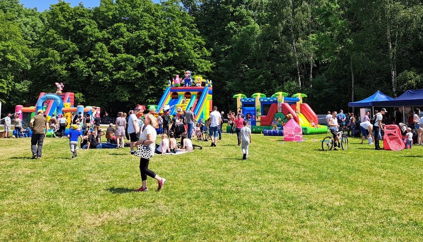 Piknik w Lasku Osobowickim. Na zdjęciu widać dmuchane zjeżdżalnie i inne piknikowe atrakcje
