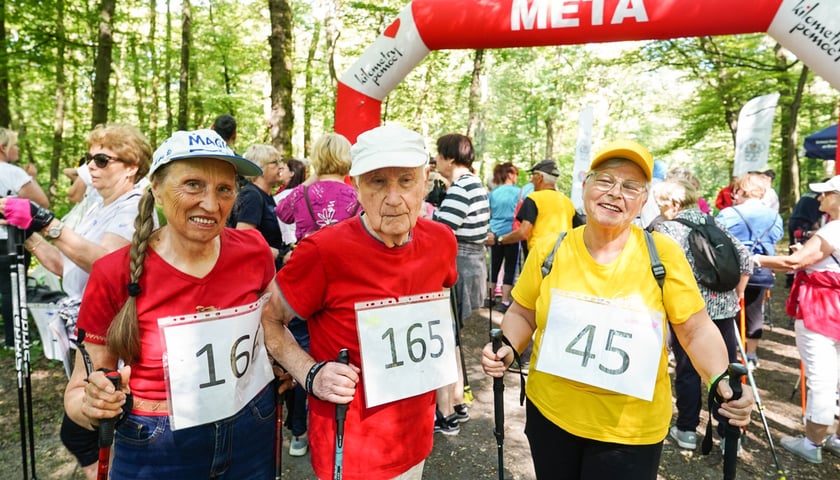 Kobiety i mężczyźni uczestnicy mistrzostw w joggingu i nordic walking  w parku Zachodnim, 15 czerwca 2024 r.