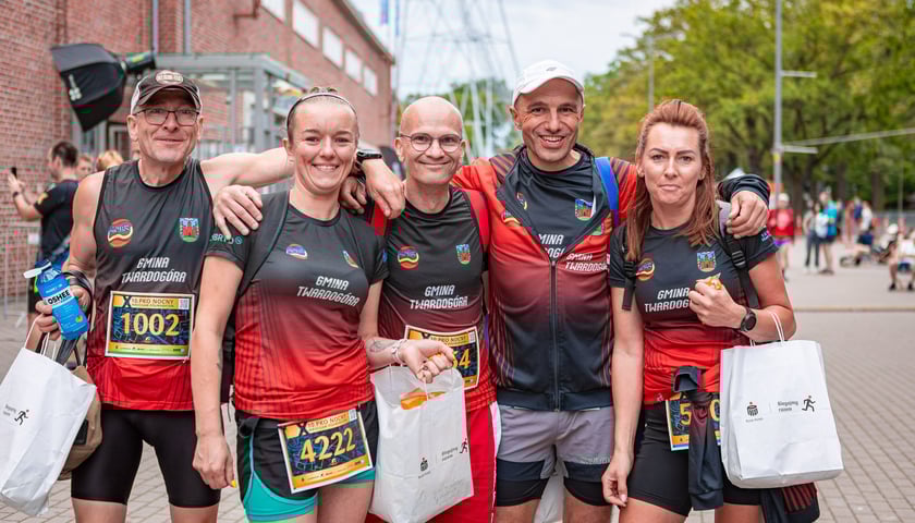 Kobiety i mężczyźni uczestnicy biegu - 10. PKO Nocny Wrocław Półmaraton 2024 