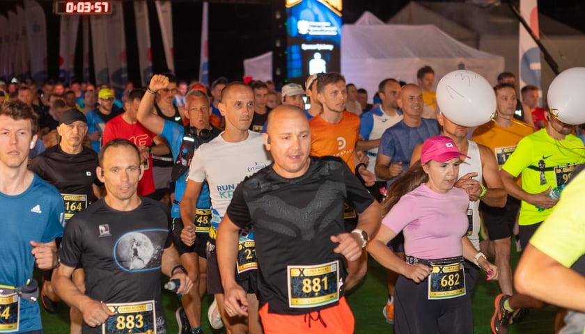 Kobiety i mężczyźni uczestnicy biegu - 10. PKO Nocny Wrocław Półmaraton 2024 