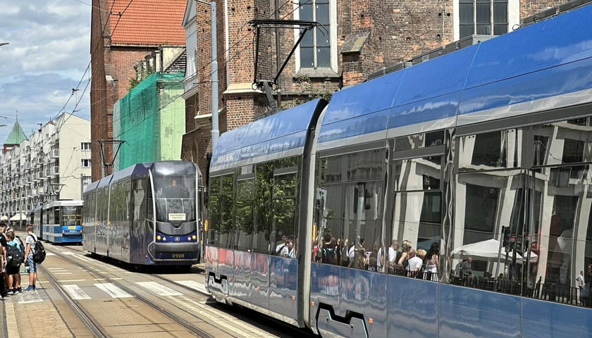 Kolejka tramwajów skierowanych objazdem z stronę placu Bema