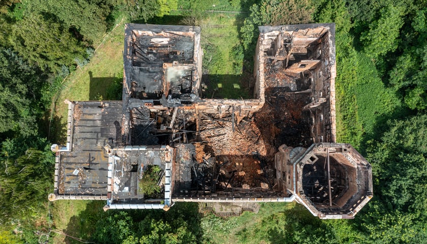 Widok z lotu ptaka na spalony pałac w Świniarach 