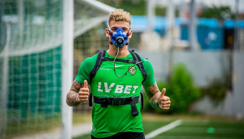 Mateusz Żukowski na pierwszym treningu wydolnościowym - początek przygotowań do sezonu 2024/2025 piłkarskiego Śląska Wrocław