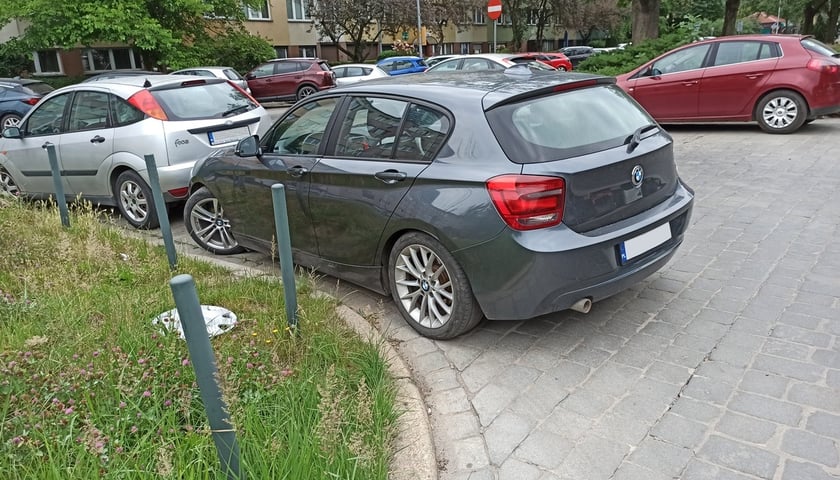 <p>Nieprawidłowo zaparkowany pojazd</p>
