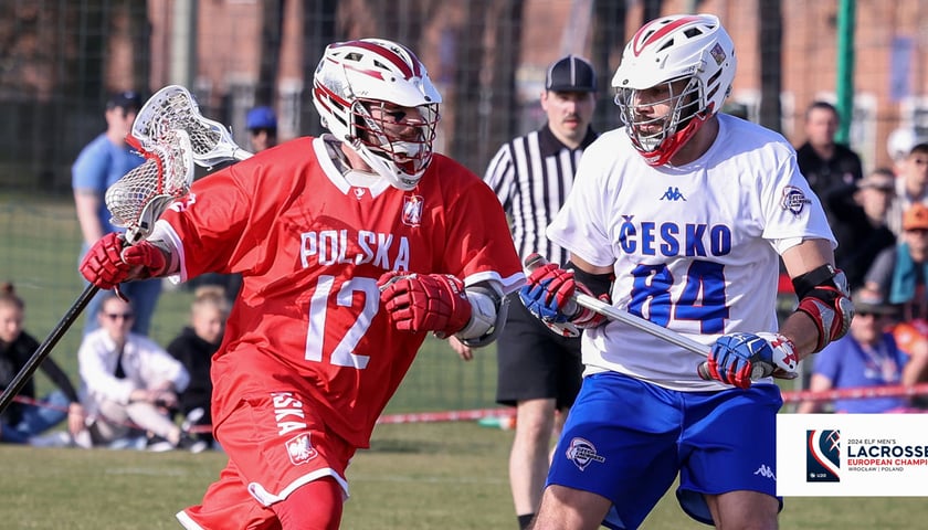 Zawodnicy reprezentacji z Europy w lacrosse w strojach czerwonym i biało-niebieskim i w kaskach