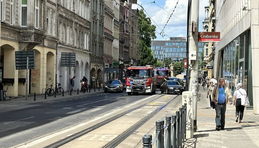 Dwa wozy strażackie i auta osobowe na ulicy Ruskiej