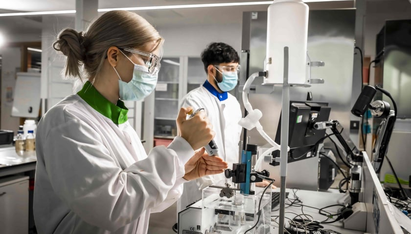 Studenci w laboratorium biotechnologii