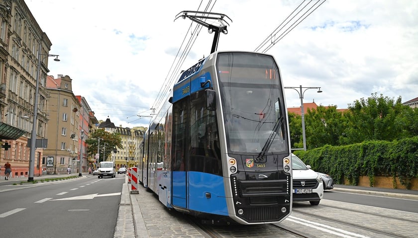 Nowa Pesa podczas testowania torowiska na ul. Pomorskiej.