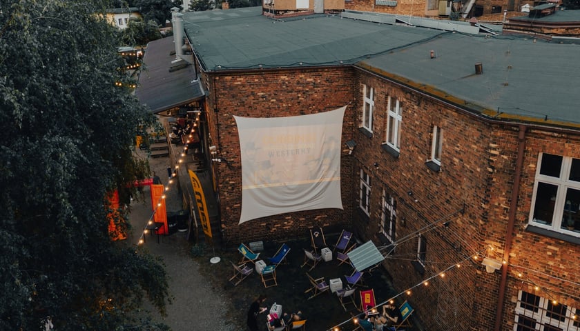 Kino plenerowe na Nocnym Targu