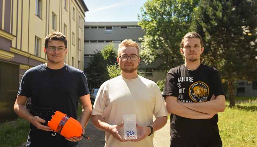 Na zdjęciu członkowie Koła Naukowego KoNaR. Od lewej: Krzysztof Kowaczek, koordynator projektu; Mateusz Morawiak, Kamil Winnicki, prezes główny Koła Naukowego KoNaR