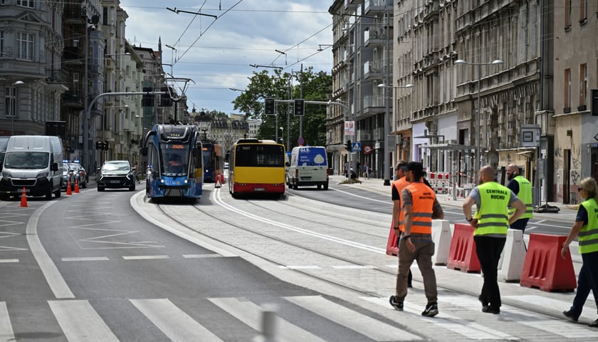 Tramwaj podczas próbnego przejazdu wyremontowaną ul. Pomorską 