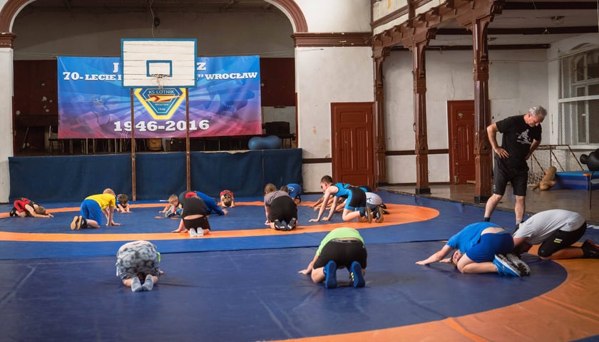Sportowy klub zapaśniczy Lotnik znajdujący się w hali na Psim Polu przy ul. Bierutowskiej, która została właśnie zabytkiem