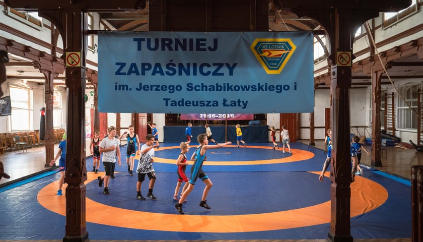 Sportowy klub zapaśniczy Lotnik znajdujący się w hali na Psim Polu przy ul. Bierutowskiej, która została właśnie zabytkiem