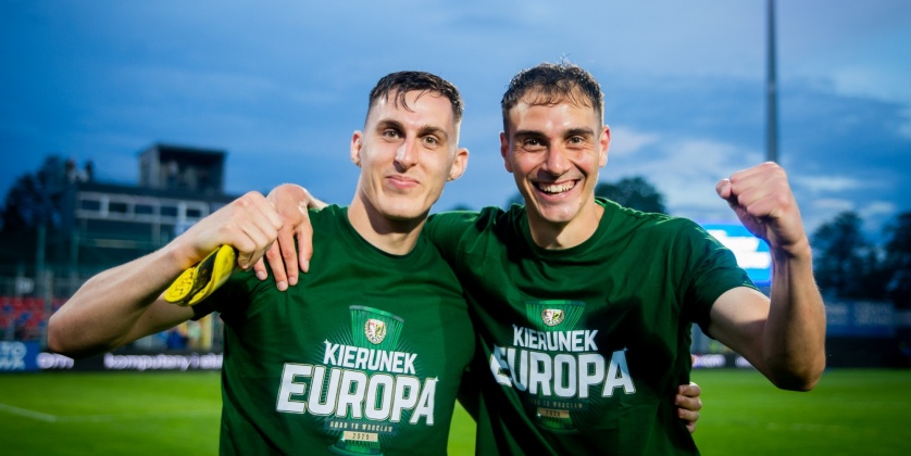 Piłkarze Śląska Wrocław w koszulkach z napisem "Kierunek Europa"