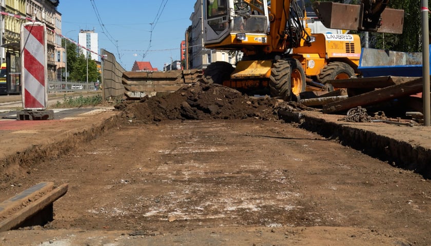 Zdjęcie ilustracyjne, archiwalne. Przedstawia remont torowiska na ul. Grabiszyńskiej. 