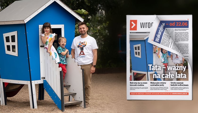 Tata Łukasz z dziećmi: Zytą i Tymkiem na tle niebieskiego domku z placu zabaw na  Wyspie Bielarskiej