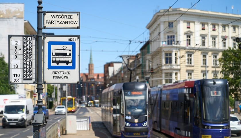 Do 21 czerwca 2024 roku ten przystanek nosił nazwę "Wzgórze Partyzantów".