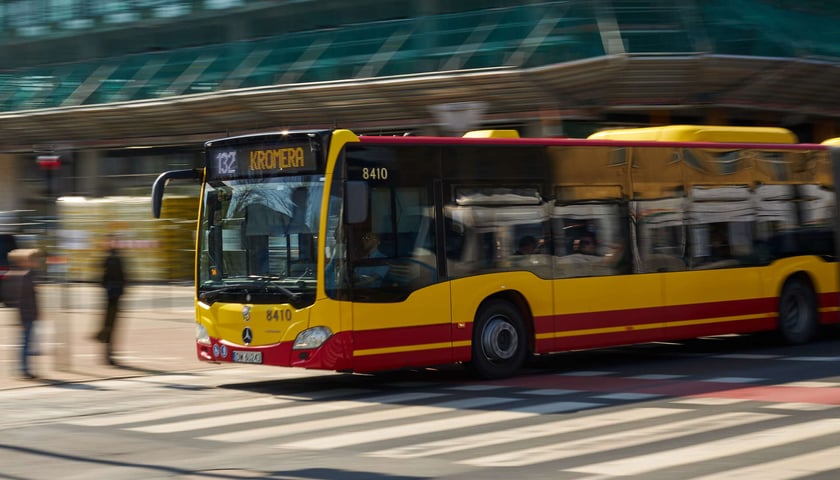 Autobus komunikacji miejskiej - zdjęcie ilustracyjne. 