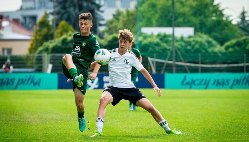 Młodzi piłkarze i trenerzy Śląska Wrocław U15 świętują po zdobyciu tytułu mistrzów Polski. W finale ograli Legię