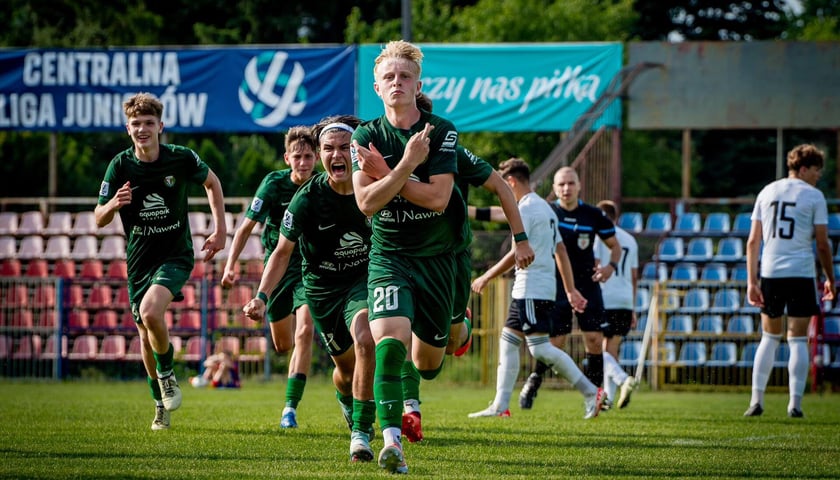 Młodzi piłkarze i trenerzy Śląska Wrocław U15 świętują po zdobyciu tytułu mistrzów Polski. W finale ograli Legię