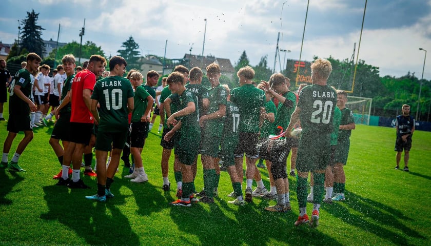 Młodzi piłkarze i trenerzy Śląska Wrocław U15 świętują po zdobyciu tytułu mistrzów Polski. W finale ograli Legię