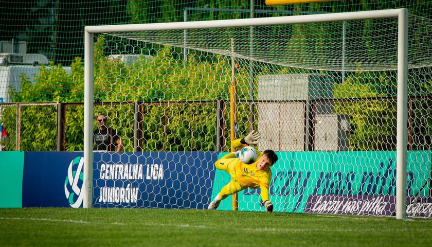 Młodzi piłkarze i trenerzy Śląska Wrocław U15 świętują po zdobyciu tytułu mistrzów Polski. W finale ograli Legię