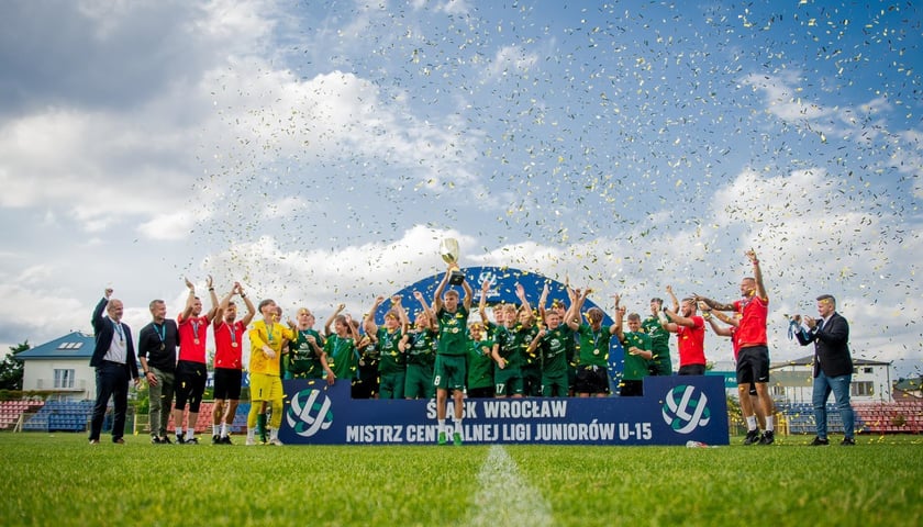Młodzi piłkarze Śląska Wrocław U15 świętują po zdobyciu tytułu mistrzów Polski