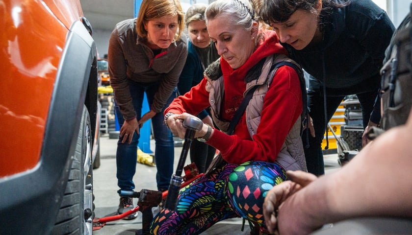 Warsztaty „Przychodzi mama do mechanika” w serwisie przy ul. Działdowskiej we Wrocławiu