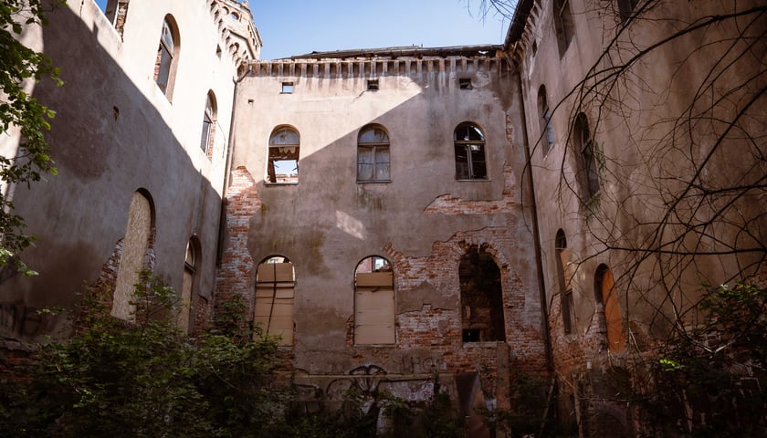 <p>Pałac w Świniarach przed pożarem</p>