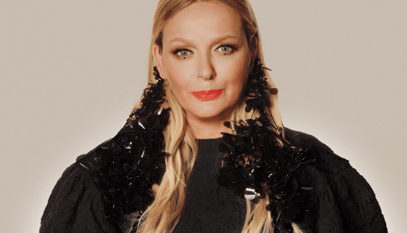 Kasia Nosowska. Na zdjęciu widać uśmiechniętą kobietę