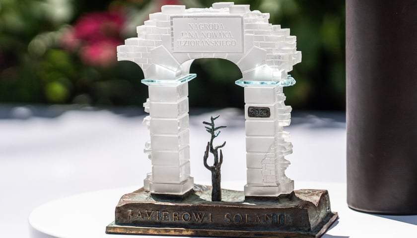 <p>Statuetka nagrody Jana Nowaka-Jeziorańskiego</p>