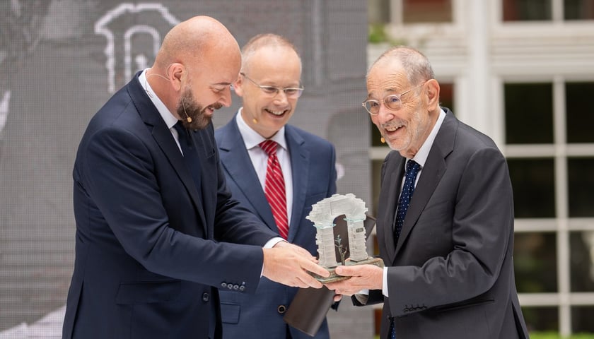 na zdjęciu Javier Solana odbiera Nagrodę Jana Nowaka-Jeziorańskiego z rąk prezydenta Wrocławia Jacka Sutryka i dyrektora Zakładu narodowego im. Ossolińskich Łukasza Kamińskiego