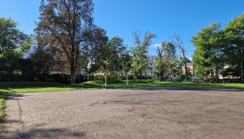 Boisko SP 50 we Wrocławiu.