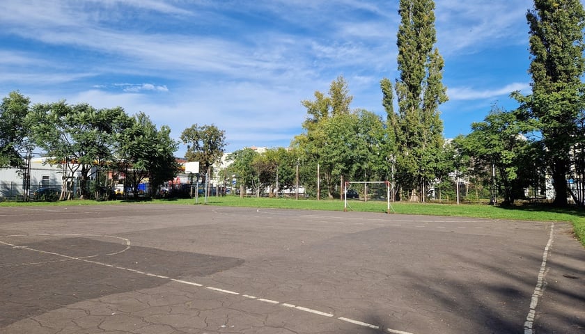 Boisko SP 50 we Wrocławiu.