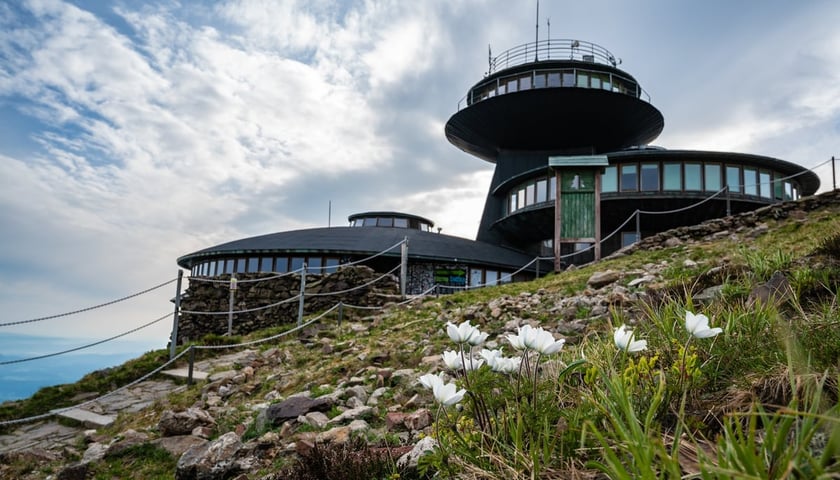 Wysokogórskie Obserwatorium Meteorologiczne na Śnieżce. Na zdjęciu widać charakterystyczne spodki na szczycie góry