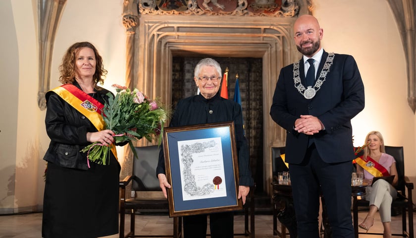 Od lewej:  Agnieszka Rybczak, przewodnicząca Rady Miejskiej Wrocławia, Barbara Labuda, Civitate Wratislaviensi Donatus i Jacek Sutryk, prezydent Wrocławia