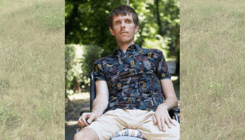 Zaginiony 41-letni Michał Łazicki. Mężczyzna siedzi na wózku przeznaczonym dla osób z niepełnosprawnościami 
