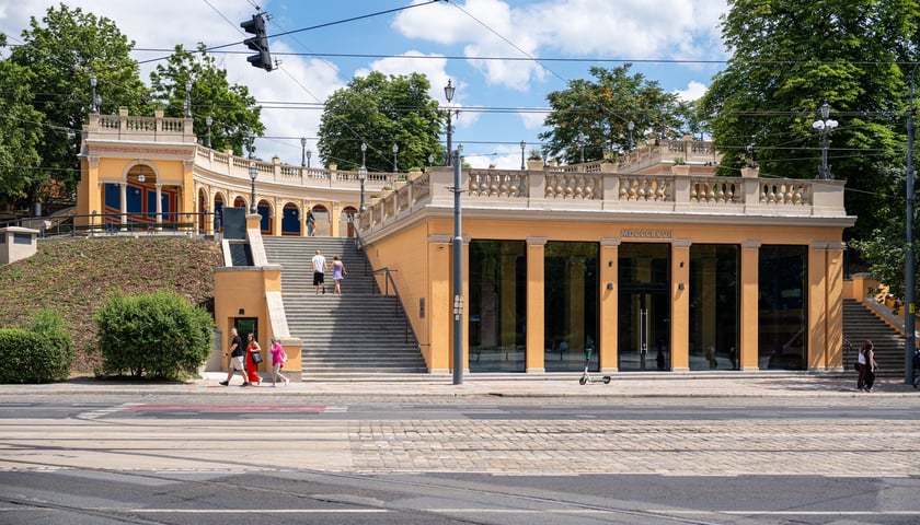 Widok na wzgórze i architekturę od strony ul. Piotra Skargi