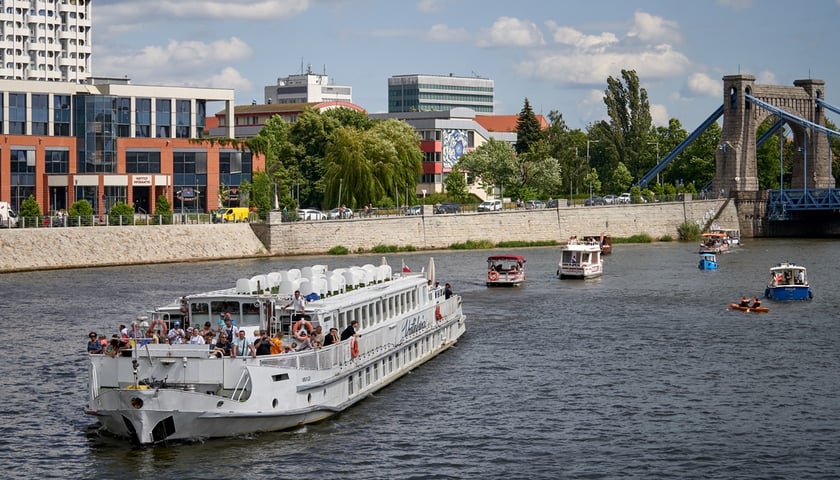 Parada statków z okazji Dnia Marynarza Rzecznego. Na zdjęciu widać statki i łodzie na Odrze. Zdjęcie archiwalne